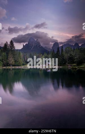 Rote Stunde Sonnenaufgang am Welsperger See mit Dolomiten-Reflexen Stockfoto