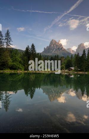 Goldene Stunde Sonnenaufgang am Welsperger See mit Dolomiten reflektieren Stockfoto