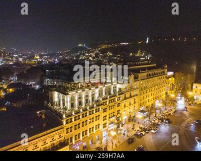 Fantastischer Blick auf die Drohne auf einen Teil des Freiheitsplatzes (Turm) und die Statue in der Ferne in Tiflis. Statue Mutter Georgia in der Ferne in Auswahl Stockfoto