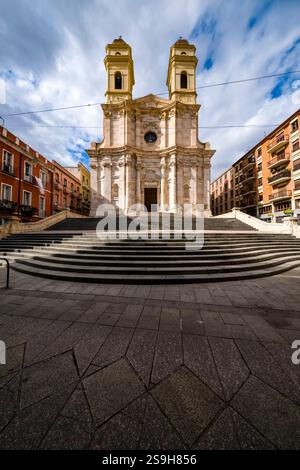 Fassade der Kirche Chiesa Collegiata di Sant'Anna, die Hauptpfarrkirche im Stadtteil Stampace von Cagliari. Stockfoto