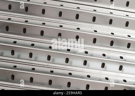 Perforierte Metallprofile für verstellbares Regalfach als Hintergrund Stockfoto