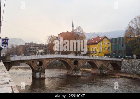 Sarajevo, Bosnien - 2. Dezember 2022: Atemberaubender und malerischer Blick auf den Fluss im Herbst mit einer historischen Brücke in einer bezaubernden Stadt Stockfoto