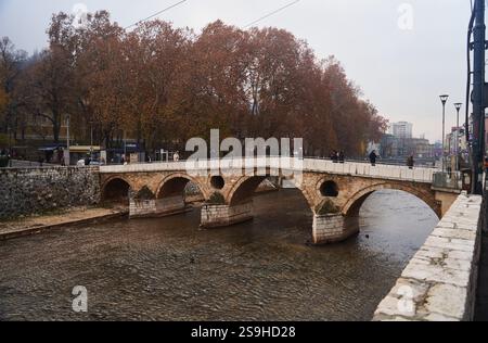 Sarajevo, Bosnien - 2. Dezember 2022: Atemberaubender und malerischer Blick auf den Fluss im Herbst mit einer historischen Brücke in einer bezaubernden Stadt Stockfoto
