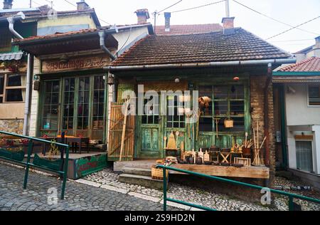 Sarajevo, Bosnien - 2. Dezember 2022: Charmante und reizvolle Vintage-Geschäfte in einer malerischen europäischen Straße Stockfoto