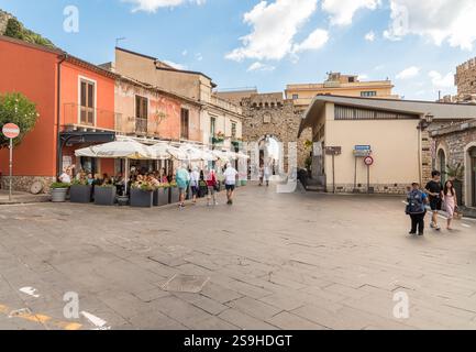 Taormina, Sizilien, Italien - 29. September 2024: Touristen besuchen das historische Zentrum von Taormina in der Provinz Messina. Stockfoto