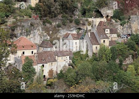 Rocamadour bietet atemberaubende Architektur an den Klippen inmitten von üppigem Grün und dramatischem Himmel, reich an Geschichte. Stockfoto