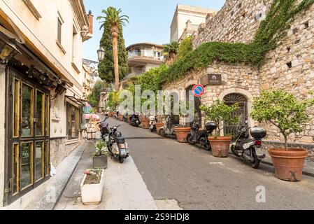 Taormina, Sizilien, Italien - 29. September 2024: Eine enge Straße im historischen Zentrum von Taormina in der Provinz Messina. Stockfoto