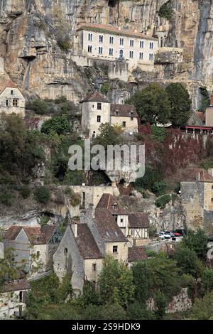 Rocamadour bietet atemberaubende Architektur an den Klippen inmitten von üppigem Grün und dramatischem Himmel, reich an Geschichte. Stockfoto