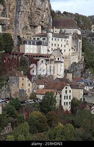 Rocamadour bietet atemberaubende Architektur an den Klippen inmitten von üppigem Grün und dramatischem Himmel, reich an Geschichte. Stockfoto