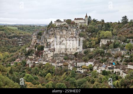 Rocamadour bietet atemberaubende Architektur an den Klippen inmitten von üppigem Grün und dramatischem Himmel, reich an Geschichte. Stockfoto