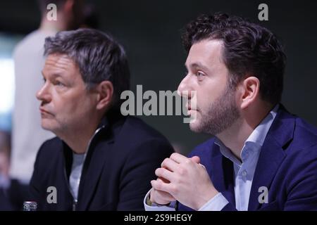 Robert Habeck, Vizekanzler, Bundesminister für Wirtschaft und Klimaschutz, Felix Banaszak, Bundesvorsitzender BÜNDNIS 90/DIE GRÜNEN, Deutschland, Berlin, Außerordentliche Bundesdelegiertenkonferenz von BÜNDNIS 90/DIE GRÜNEN *** Robert Habeck, Vizekanzler, Bundesminister für Wirtschaft und Klimaschutz, Felix Banaszak, Bundesvorsitzender der Allianz 90 die Grünen, Deutschland, Berlin, außerordentliche Bundesdelegiertenkonferenz der Allianz 90 die Grünen Stockfoto