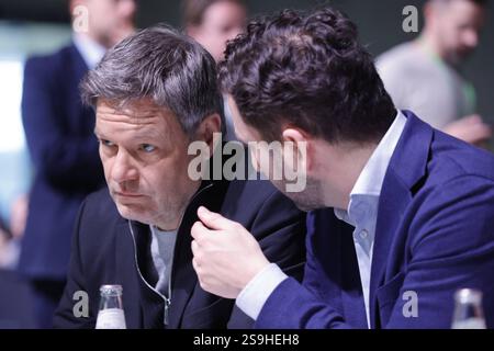 Robert Habeck, Vizekanzler, Bundesminister für Wirtschaft und Klimaschutz, Felix Banaszak, Bundesvorsitzender BÜNDNIS 90/DIE GRÜNEN, Deutschland, Berlin, Außerordentliche Bundesdelegiertenkonferenz von BÜNDNIS 90/DIE GRÜNEN *** Robert Habeck, Vizekanzler, Bundesminister für Wirtschaft und Klimaschutz, Felix Banaszak, Bundesvorsitzender der Allianz 90 die Grünen, Deutschland, Berlin, außerordentliche Bundesdelegiertenkonferenz der Allianz 90 die Grünen Stockfoto