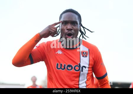 Tiddington, Großbritannien, 25. Januar 2025. Kevin Joshua aus Stratford Town feiert sein sideÕs zweites Tor des Spiels während der Southern League Premier Div Stockfoto