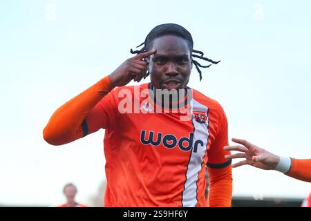 Tiddington, Großbritannien, 25. Januar 2025. Kevin Joshua aus Stratford Town feiert sein sideÕs zweites Tor des Spiels während der Southern League Premier Div Stockfoto