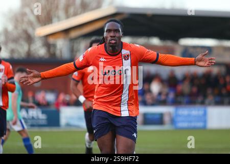 Tiddington, Großbritannien, 25. Januar 2025. Kevin Joshua aus Stratford Town feiert sein sideÕs zweites Tor des Spiels während der Southern League Premier Div Stockfoto