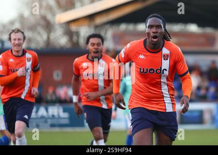 Tiddington, Großbritannien, 25. Januar 2025. Kevin Joshua aus Stratford Town feiert sein sideÕs zweites Tor des Spiels während der Southern League Premier Div Stockfoto