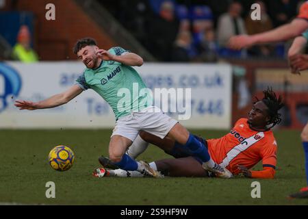 Tiddington, Großbritannien, 25. Januar 2025. Ryan Wollacott aus Halsowen Town und Kevin Joshua aus Stratford im Einsatz während der Southern League Premier Division Stockfoto