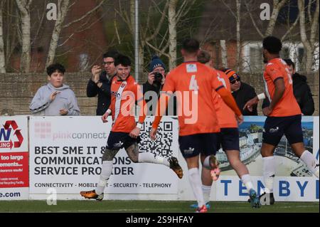 Tiddington, Großbritannien, 25. Januar 2025. Owen James von Stratford Celebrates erzielte sein sideÕs erstes Tor des Spiels während der Southern League Premier Divi Stockfoto
