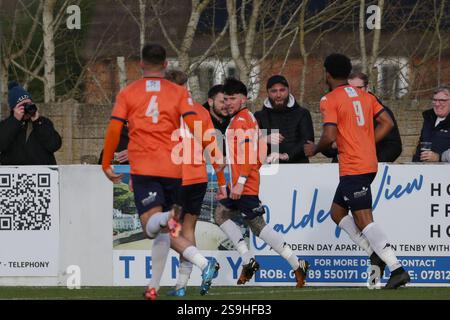 Tiddington, Großbritannien, 25. Januar 2025. Owen James von Stratford Celebrates erzielte sein sideÕs erstes Tor des Spiels während der Southern League Premier Divi Stockfoto
