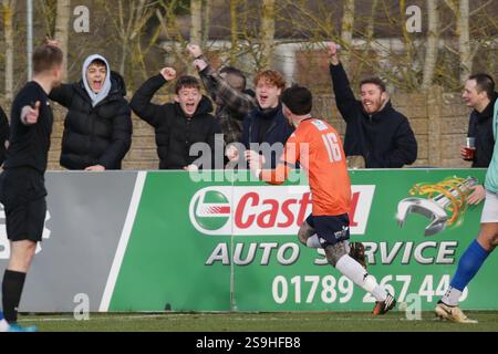 Tiddington, Großbritannien, 25. Januar 2025. Owen James von Stratford Celebrates erzielte sein sideÕs erstes Tor des Spiels während der Southern League Premier Divi Stockfoto