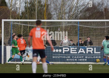 Tiddington, Großbritannien, 25. Januar 2025. Owen James aus Stratford erzielt sein sideÕs erstes Tor des Spiels (Credit: Gustavo Pantano/Alamy Live News) Stockfoto