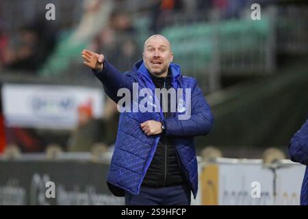 Tiddington, Großbritannien, 25. Januar 2025. Russell Penn, Manager von Halesowen während des Spiels der Southern League Premier Division Central zwischen Stratford Town Stockfoto