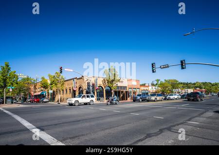 Flagstaff, AZ USA - 6. September 2020: Straßenecke der Arizona Route 66 in Downtown Flagstaff. Stockfoto