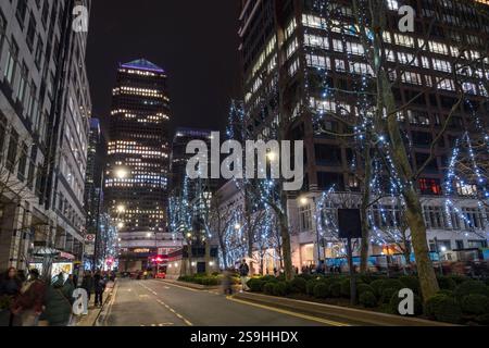 Blick bei Nacht auf die West India Avenue in Richtung Osten in Richtung One Canada Square, Canary Wharf, London, Großbritannien. Stockfoto