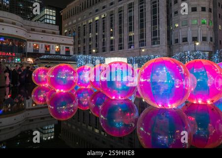 Nahaufnahme von „Verwöhnliche Tropfen“ von Atelier Sisu am Cabot Square, Teil des Canary Wharf Winter Lights Festivals (2025), London, Großbritannien. Stockfoto