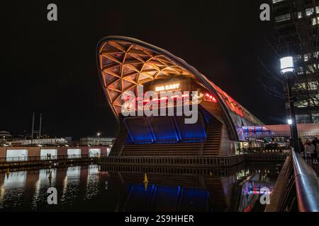 Nächtlicher Blick auf die Canary Wharf Station (Elizabeth Line/Crossrail) am North Dock, Canary Wharf, London, Großbritannien. Stockfoto