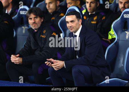Rom, Italien. Januar 2025. Raffaele Palladino Cheftrainer von Fiorentina sieht beim italienischen Meisterschaftsspiel Serie A zwischen SS Lazio und ACF Fiorentina am 26. Januar 2025 im Stadio Olimpico in Rom an. Quelle: Federico Proietti / Alamy Live News Stockfoto