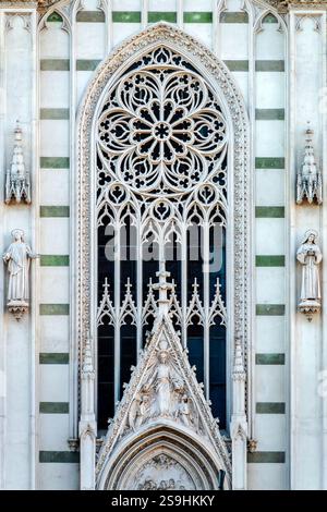Detaillierte Ansicht des Rosenfensters und der gotischen Fassade der Chiesa del Sacro Cuore del Suffragio in Rom, Italien. Stockfoto
