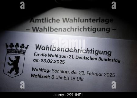 Symbolfoto: Eine Amtliche Wahlbenachrichtigung für die Wahl zum 21. Deutscher Bundestag am 23.02.2025 wird von einer Lampe beschienen. Berlin, 26.01. Stockfoto
