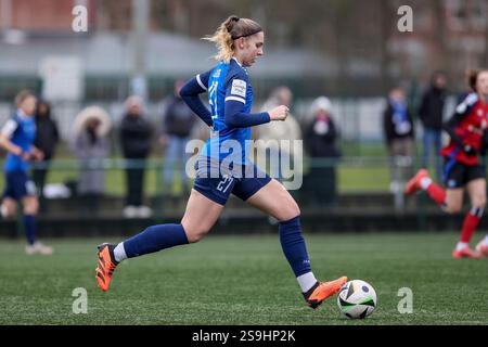 v.li.: Flavia Lüscher (1. FFC Turbine Potsdam, 27) am Ball, Einzelbild, Ganzkörper, Aktion, Action, Spielszene, 26.01.2025, Norderstedt (Deutschland), Fussball, Testspiel Frauen, Hamburger SV - 1. FFC Turbine Potsdam Stockfoto