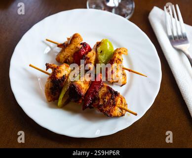 Hühnershashlik, gegrillte Fleischspieße mit Gemüse Stockfoto
