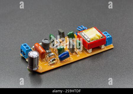 Alte Mikroschaltungs-Chip-Nahaufnahme auf Schwarz. Stockfoto