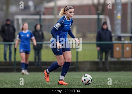 v.li.: Flavia Lüscher (1. FFC Turbine Potsdam, 27) am Ball, Einzelbild, Ganzkörper, Aktion, Action, Spielszene, 26.01.2025, Norderstedt (Deutschland), Fussball, Testspiel Frauen, Hamburger SV - 1. FFC Turbine Potsdam Stockfoto