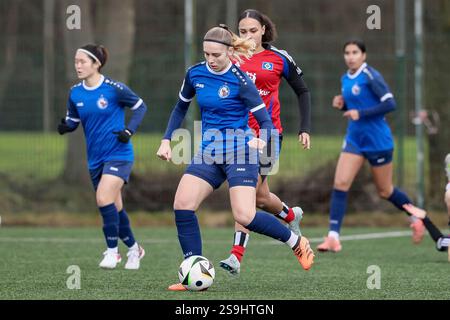 v.li.: Flavia Lüscher (1. FFC Turbine Potsdam, 27) am Ball, Einzelbild, Ganzkörper, Aktion, Action, Spielszene, 26.01.2025, Norderstedt (Deutschland), Fussball, Testspiel Frauen, Hamburger SV - 1. FFC Turbine Potsdam Stockfoto
