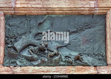 BAS Relief Nahaufnahme auf dem Sockel der Reiterstatue von Stephan dem Großen (Stefan cel Mare) vor der Kultur des Palastes in Iasi, Rumänien. Stockfoto