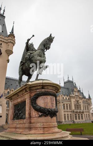 Statue von Stephan dem Großen (Stefan cel Mare) vor dem Kulturpalast in Iasi, Rumänien Stockfoto