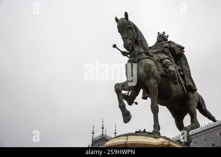 Statue von Stephan dem Großen (Stefan cel Mare) vor dem Kulturpalast (Palatul Culturii) mit Kopierraum in Iasi, Rumänien Stockfoto