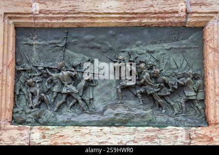 BAS Relief Nahaufnahme auf dem Sockel der Reiterstatue von Stephan dem Großen (Stefan cel Mare) vor der Kultur des Palastes in Iasi, Rumänien. Stockfoto