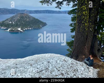 Crater Lake im Norden Kaliforniens mit einer Schneestäubung Stockfoto
