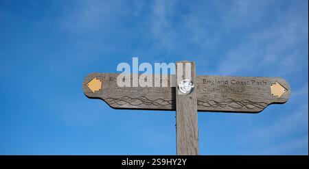 Hölzerne Wegweiser für den England Coast Path in Seaford, East Sussex, Großbritannien. Bild von Jim Holden Stockfoto