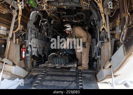 Otay Mesa, Usa. Januar 2025. Ein U.S. mit der Marine Medium Tiltrotor Squadron 161, Marine Aircraft Group 16, 3rd Marine Aircraft Wing, entlädt am 24. Januar 2025 in Otay Mesa, Kalifornien, eine MV-22B Osprey. US-AMERIKANISCHE US-Präsident Donald Trump hat die Streitkräfte aufgefordert, die Heimatsicherheit bei der Sicherung der südlichen Grenze zu unterstützen. Quelle: Sgt. Kyle Chan/U. S Air Force/Alamy Live News Stockfoto