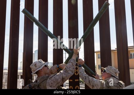 San Ysidro, Usa. Januar 2025. US-Marines mit der 1. Marine-Division, Re-Enforce the Border Wall, 25. Januar 2025 in San Ysidro, Kalifornien. US-AMERIKANISCHE US-Präsident Donald Trump hat die Streitkräfte aufgefordert, die Heimatsicherheit bei der Sicherung der südlichen Grenze zu unterstützen. Quelle: Sgt. Kyle Chan/U. S Air Force/Alamy Live News Stockfoto