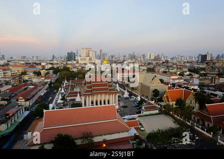 Bangkok, Thailand - 12. Februar 2023: Blick aus der Vogelperspektive auf die Skyline von Bangkok, mit traditioneller, antiker Architektur, die von Hochhäusern umgeben ist. Stockfoto