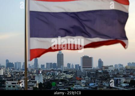 Bangkok, Thailand - 12. Februar 2023: Panoramablick auf die Skyline von Bangkok an einem sonnigen Nachmittag. Stockfoto