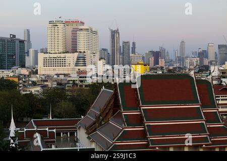 Bangkok, Thailand - 12. Februar 2023: Blick aus der Vogelperspektive auf die Skyline von Bangkok mit Hochhäusern im Kontrast zur traditionellen Architektur. Stockfoto
