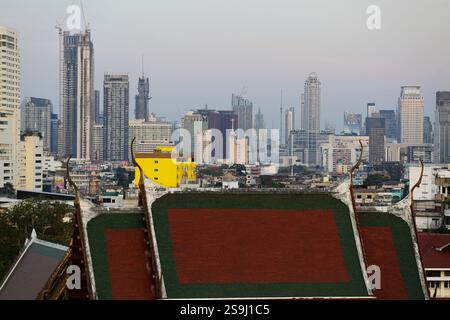 Bangkok, Thailand - 12. Februar 2023: Blick aus der Vogelperspektive auf die Skyline von Bangkok mit Hochhäusern im Kontrast zur traditionellen Architektur. Stockfoto